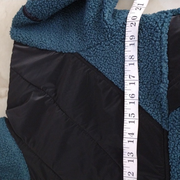 Columbia fleece jacket. - Picture 8 of 10